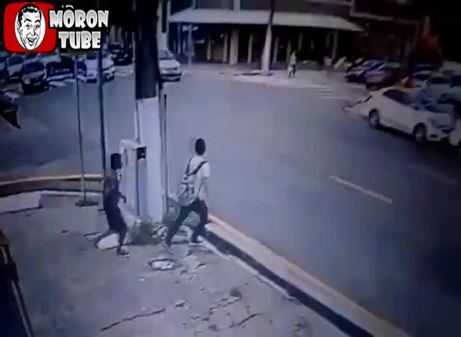 Video :A high school kid is killed by a robber in the middle of the street for a regular telephone